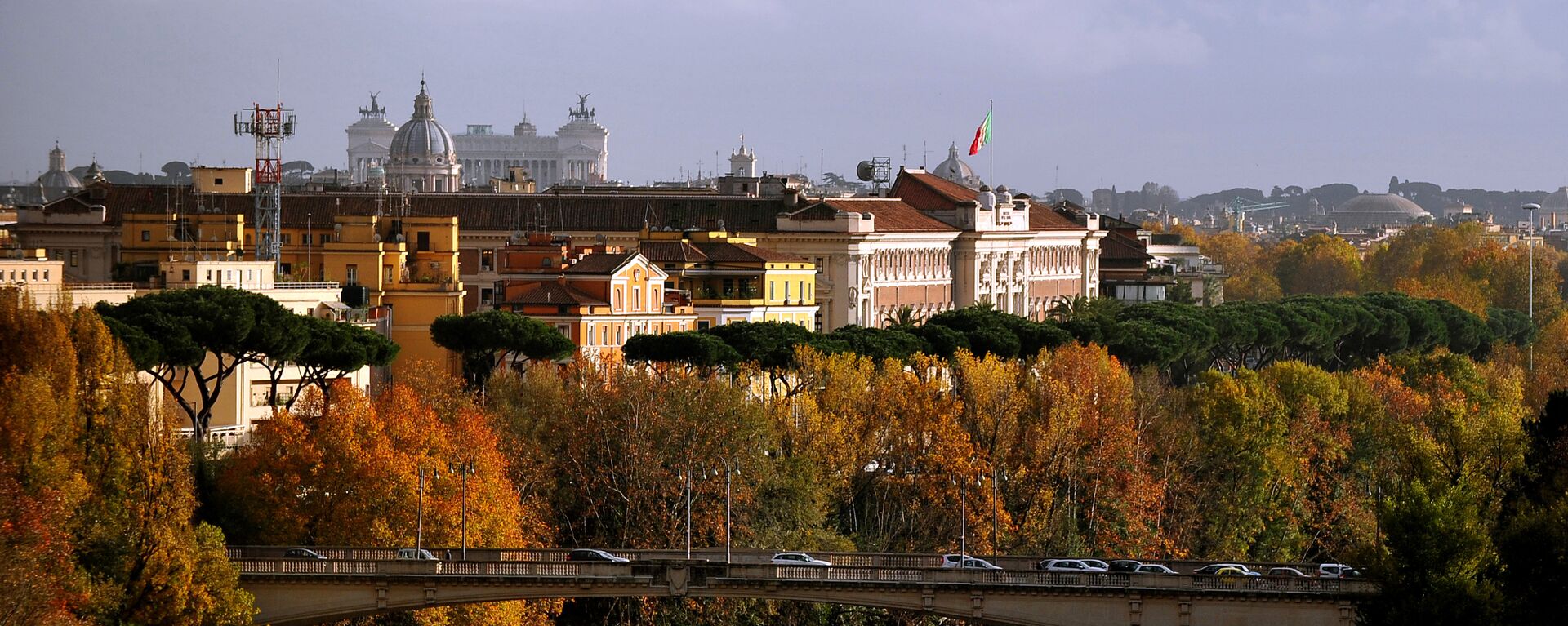 View of the Tiber river in Rome where tree leaves bear their Autumn colors - Sputnik International, 1920, 06.07.2022