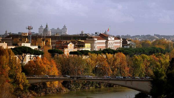 View of the Tiber river in Rome where tree leaves bear their Autumn colors - Sputnik International
