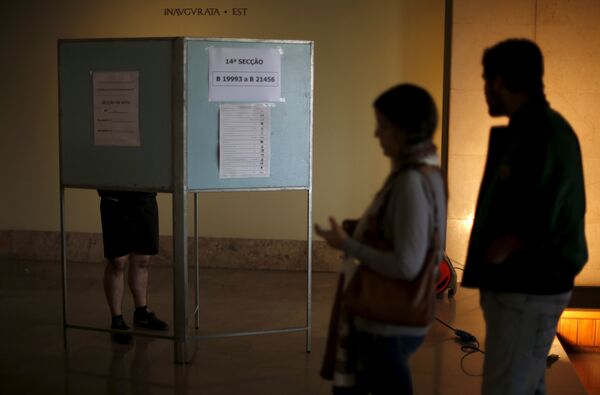 People wait to vote during the general election in Lisbon, Portugal October 4, 2015.  - Sputnik International