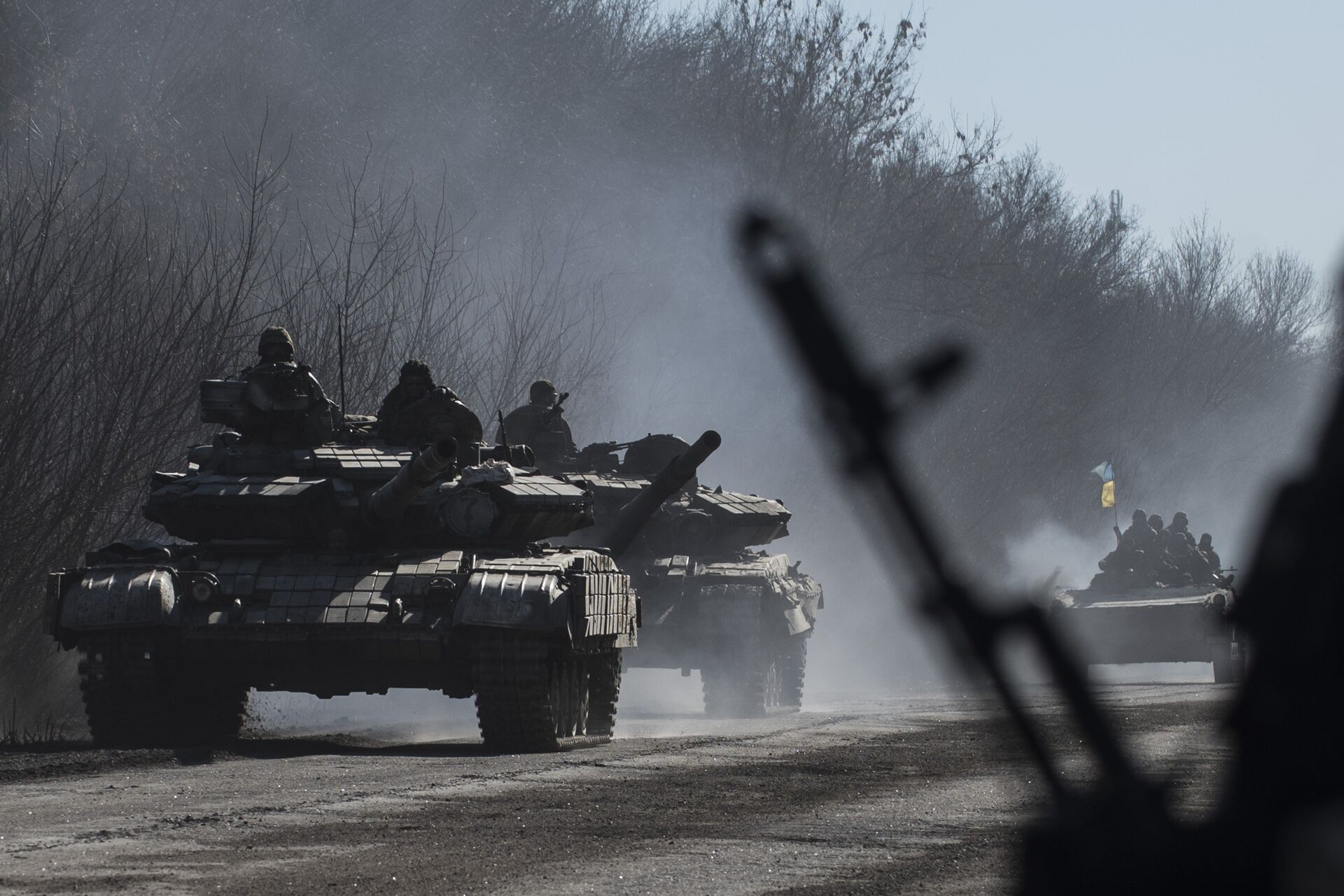 File photo of Ukrainian troops ride on tanks near Artemivsk, eastern Ukraine, Tuesday, Feb. 24, 2015 - Sputnik International, 1920, 27.02.2022