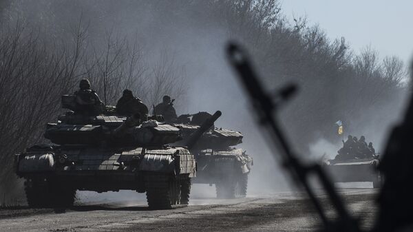 File photo of Ukrainian troops ride on tanks near Artemivsk, eastern Ukraine, Tuesday, Feb. 24, 2015 - Sputnik International