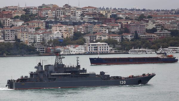 Russian Navy's large landing ship Korolev sails in the Bosphorus, on its way to the Mediterranean Sea, in Istanbul, Turkey, October 1, 2015 - Sputnik International
