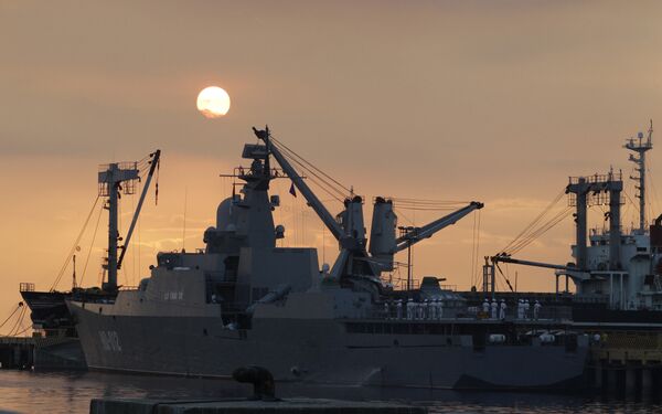 Vietnamese sailors gather on the deck of Vietnamese frigate Ly Thai To (HQ-012) as the sun sets at Manila bay, Philippines Tuesday, Nov. 25, 2014 Vietnamese sailors gather on the deck of Vietnamese frigate Ly Thai To (HQ-012) as the sun sets at Manila bay, Philippines Tuesday, Nov. 25, 2014 - Sputnik International