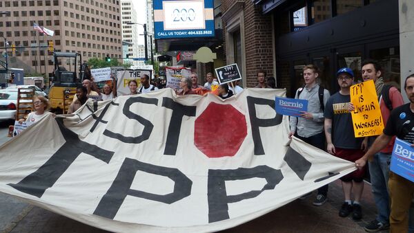 Protestors call for the rejection of the Trans-Pacific Partnership trade deal under negotiation in Atlanta, Georgia on October 1, 2015 - Sputnik International