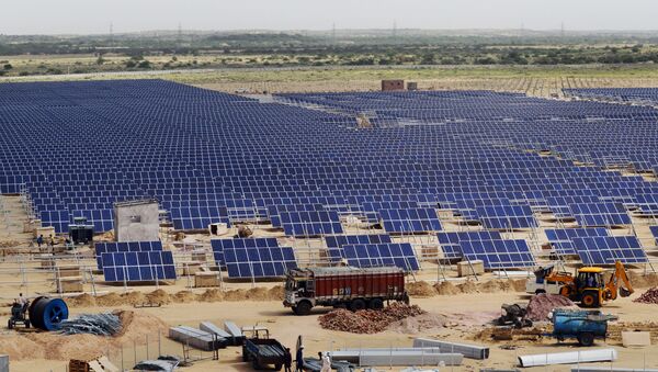 In this photograph taken on August 23, 2015, a general view shows construction taking place at Roha Dyechem solar plant at Bhadla some 225 kms north of Jodhpur in the western Indian state of Rajasthan - Sputnik International