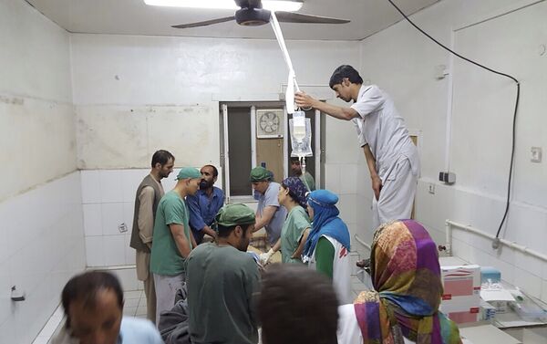 Afghan (MSF) surgeons work inside a Medecins Sans Frontieres (MSF) hospital after an air strike in the city of Kunduz, Afghanistan in this October 3, 2015 - Sputnik International