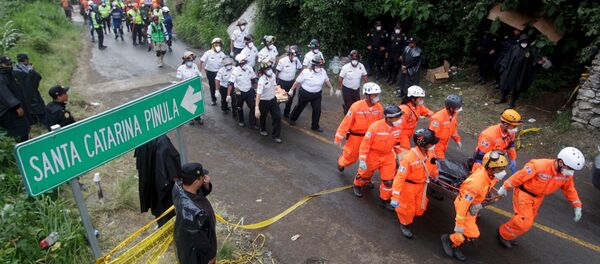 Rescue team members carry the bodies of mudslide victims toward the coroner's truck, in Santa Catarina Pinula Rescue team members carry the bodies of mudslide victims toward the coroner's truck, in Santa Catarina Pinula - Sputnik International