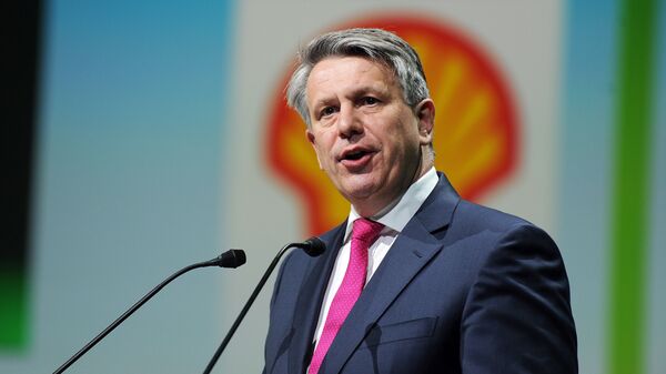 Royal Dutch Shell CEO Ben Van Beurden addresses a keynote speech during the World Gas Conference in Paris on June 2, 2015 - Sputnik International