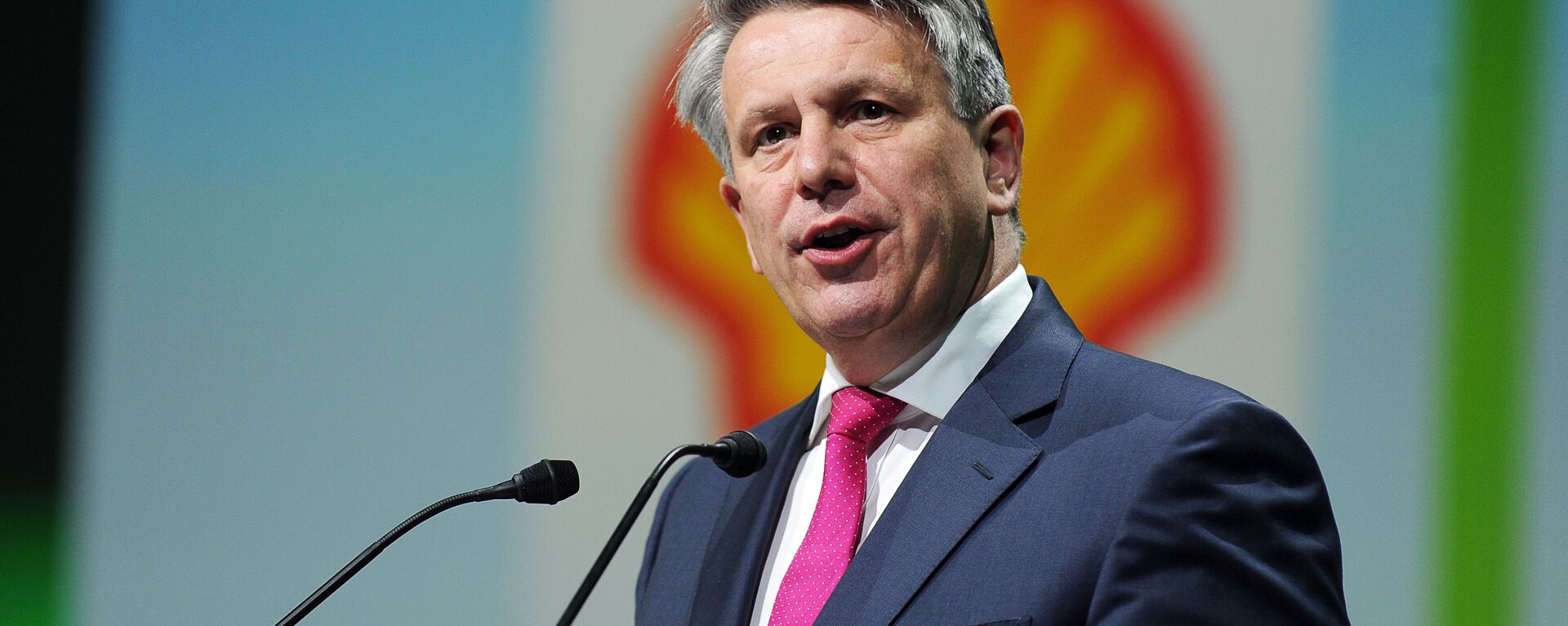 Royal Dutch Shell CEO Ben Van Beurden addresses a keynote speech during the World Gas Conference in Paris on June 2, 2015 - Sputnik International, 1920, 15.07.2022