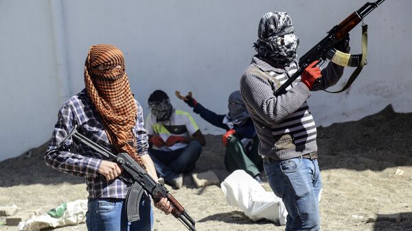 Armed Kurdish militants of the Kurdistan Workers' Party (PKK) stand behind a barricade during clashes with Turkish forces on September 28, 2015, at Bismil, in Diyarbakir - Sputnik International