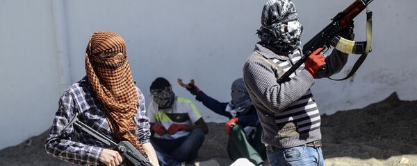 Armed Kurdish militants of the Kurdistan Workers' Party (PKK) stand behind a barricade during clashes with Turkish forces on September 28, 2015, at Bismil, in Diyarbakir Armed Kurdish militants of the Kurdistan Workers' Party (PKK) stand behind a barricade during clashes with Turkish forces on September 28, 2015, at Bismil, in Diyarbakir - Sputnik International