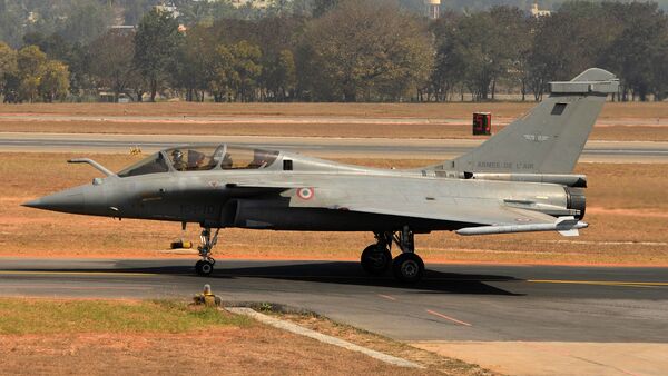 A Rafale multi-role combat aircraft from Dassault Aviation of France prepares to take off at Yelahanka Airforce Station in Bangalore on February 18, 2015, on the inaugural day of Aero India 2015 - Sputnik International