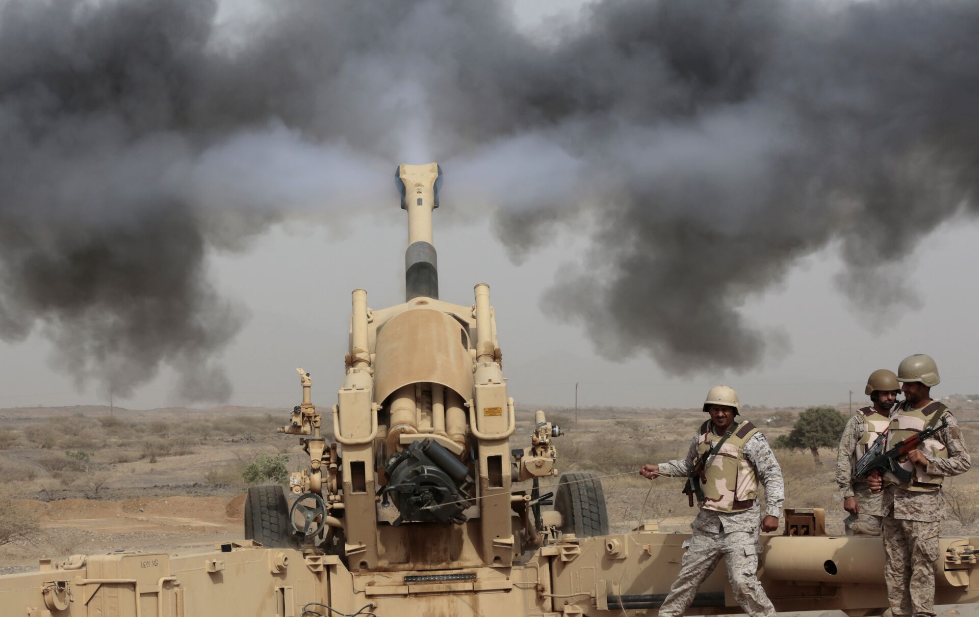 In this Monday, April 20, 2015, file photo, Saudi soldiers fire artillery toward three armed vehicles approaching the Saudi border with Yemen in Jazan, Saudi Arabia.  - Sputnik International, 1920, 21.03.2022