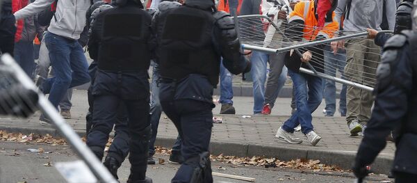 Demonstrators clash with riot police during a march against government reforms and cost-cutting measures in Brussels, October 7, 2015. Demonstrators clash with riot police during a march against government reforms and cost-cutting measures in Brussels, October 7, 2015. - Sputnik International