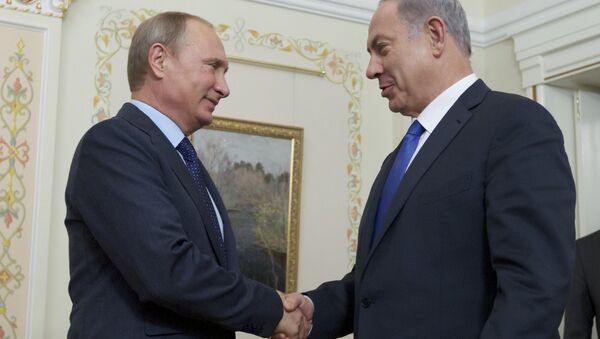 Russian President Vladimir Putin shakes hands with Israeli Prime Minister Benjamin Netanyahu - Sputnik International