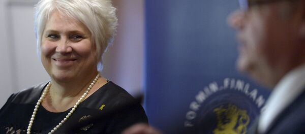 Estonia's Foreign Minister Marina Kaljurand (L) listens while her Finnish counterpart Timo Soini speaks during their joint news conference in Helsinki, Finland, on September 23, 2015 - Sputnik International