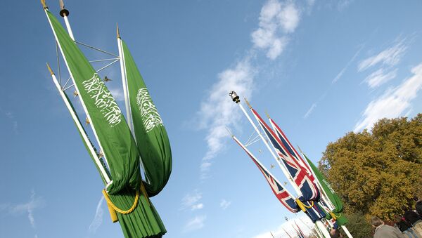 Saudi flags at The Mall, London - Sputnik International
