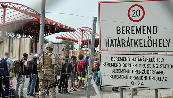 Hungarian soldiers standing guard are pictured from the Croatian side at the Croatian-Hungarian border crossing between the villages of Baranjsko Petrovo Selo, Croatia, and Beremend, Hungary, on September 22, 2015 - Sputnik International
