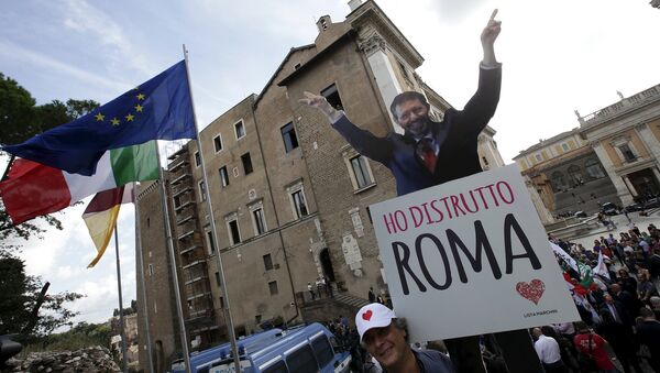 A man holds a cardboard cut-out of Rome Mayor Ignazio Marino reading I destroyed Rome during a protest in front of Rome's city hall, Campidoglio (the Capitoline hill), October 8, 2015 - Sputnik International