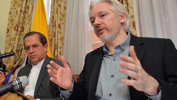 In this Aug. 18, 2014, file photo, Ecuador's Foreign Minister Ricardo Patino, left, and WikiLeaks founder Julian Assange speak during a news conference inside the Ecuadorian Embassy in London. - Sputnik International