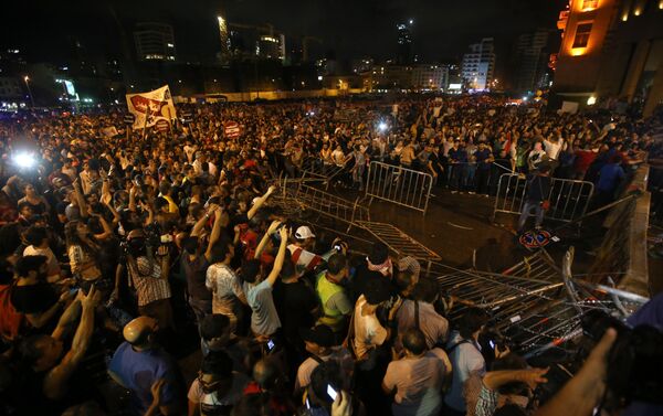 Lebanese anti-government protesters remove barriers that blocked a road linked to the parliament building, during a protest against the ongoing trash crisis and government corruption, in Beirut, Lebanon, on Thursday, Oct. 8, 2015. Lebanese security forces used water cannons and eventually fired tear gas canisters to disperse some dozens of anti-government protesters who tried to get past security barricades and reach parliament. - Sputnik International