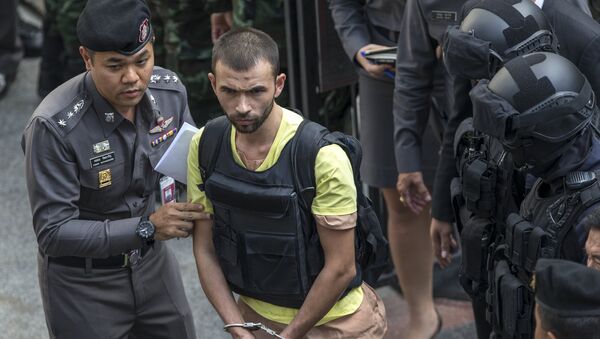 A suspect (C) of the August 17 Bangkok blast, who has been referred to both as Bilal Mohammed and Adem Karadag, the name on a Turkish passport he holds, is escorted by police officers during a crime re-enactment near the bomb site at Erawan Shrine in Bangkok, Thailand, September 26, 2015 - Sputnik International