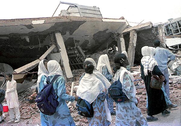 Sudanese schoolgirls pass by the ruins of al-Shifa pharmaceutical plant in Khartoum 19 August 1999  - Sputnik International