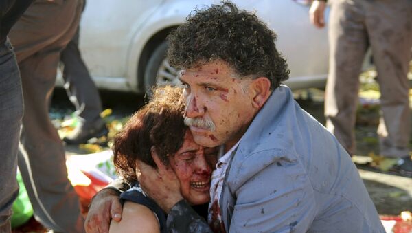 An injured man hugs an injured woman after an explosion during a peace march in Ankara, Turkey, October 10, 2015 - Sputnik International