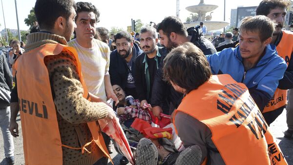People carry a wounded man at the site of an explosion in Ankara, Turkey - Sputnik International