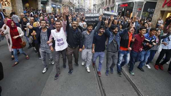 Demonstrators in central Istanbul attend a protest against Saturday's bombings in Ankara, Turkey, October 10, 2015. - Sputnik International