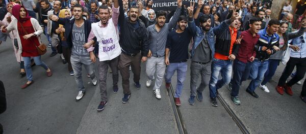 Demonstrators in central Istanbul attend a protest against Saturday's bombings in Ankara, Turkey, October 10, 2015. - Sputnik International