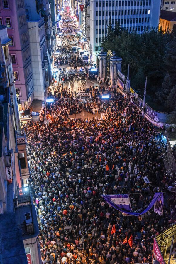 Thousands of protesters take part in a march against the deadly attack earlier in Ankara on October 10, 2015 at the Istiklal avenue in Istanbul. - Sputnik International
