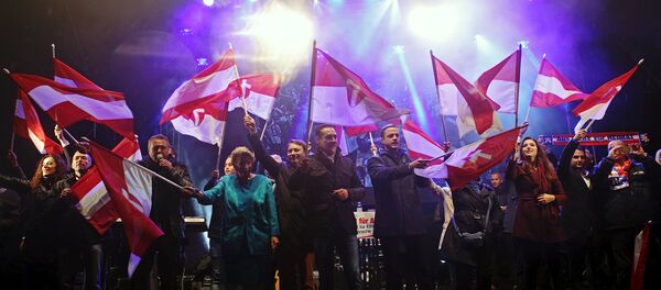 Head of the Austrian Freedom Party (FPOe) Heinz-Christian Strache (C) and party members wave to the audience after his party's final election rally ahead of regional elections in Vienna, Austria, October 8, 2015. - Sputnik International