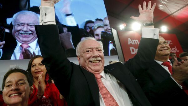 Mayor and province governor of Vienna, Michael Haeupl of the Social Democratic Party (SPOe) celebrates in front of supporters after winning regional elections in Vienna, Austria, October 11, 2015. - Sputnik International