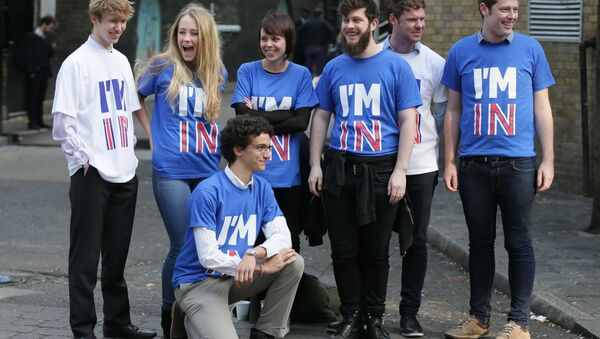 Supporters pose for photographers at Brick Lane in London, ahead of the launch of the Britain Stronger in Europe campaign, Monday, Oct. 12, 2015. A referendum is expected to be held in the UK before the end of 2017 on whether Britain should remain part of the European Union. - Sputnik International