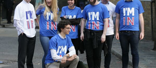 Supporters pose for photographers at Brick Lane in London, ahead of the launch of the Britain Stronger in Europe campaign, Monday, Oct. 12, 2015. A referendum is expected to be held in the UK before the end of 2017 on whether Britain should remain part of the European Union. - Sputnik International