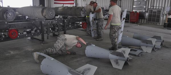 US Air Force munitions team assemble guided bombs - Sputnik International