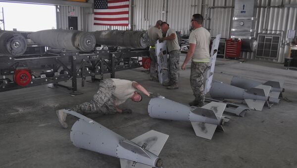 US Air Force munitions team assemble guided bombs - Sputnik International