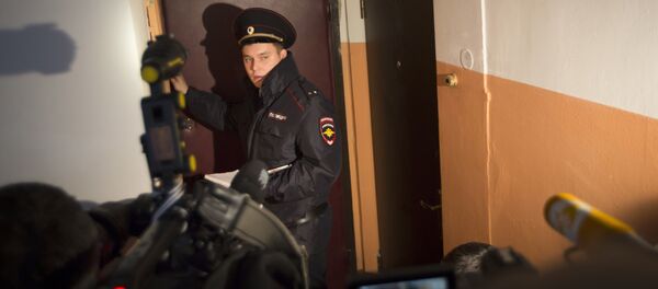 A Russian policeman speaks to the media in the building where homemade explosives were found in an apartment, in Moscow, Russia - Sputnik International