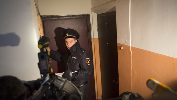 A Russian policeman speaks to the media in the building where homemade explosives were found in an apartment, in Moscow, Russia - Sputnik International