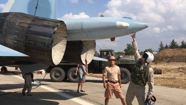 Russian pilots ready a Su-30 fighter for a raid at Hmeimim aerodrome in Syria. - Sputnik International