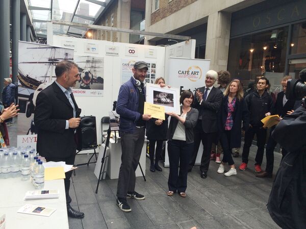 David Tovey receiving his award. David Tovey receiving his award. - Sputnik International