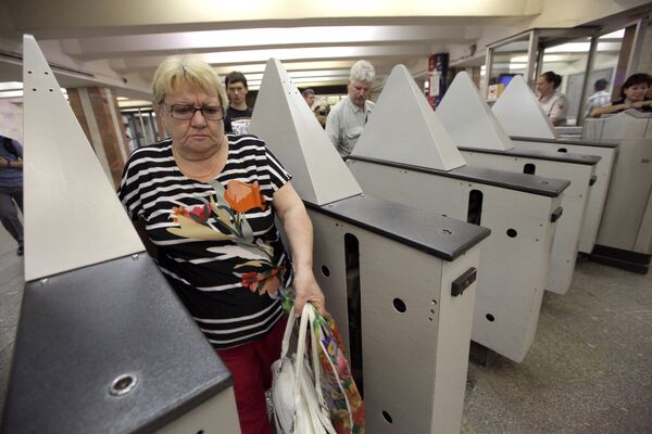 Moscow metro's turnstiles equipped with pyramids Moscow metro's turnstiles equipped with pyramids - Sputnik International