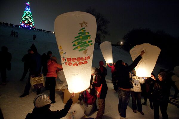 Launching paper lanterns on Vorobyovy Hills Launching paper lanterns on Vorobyovy Hills - Sputnik International