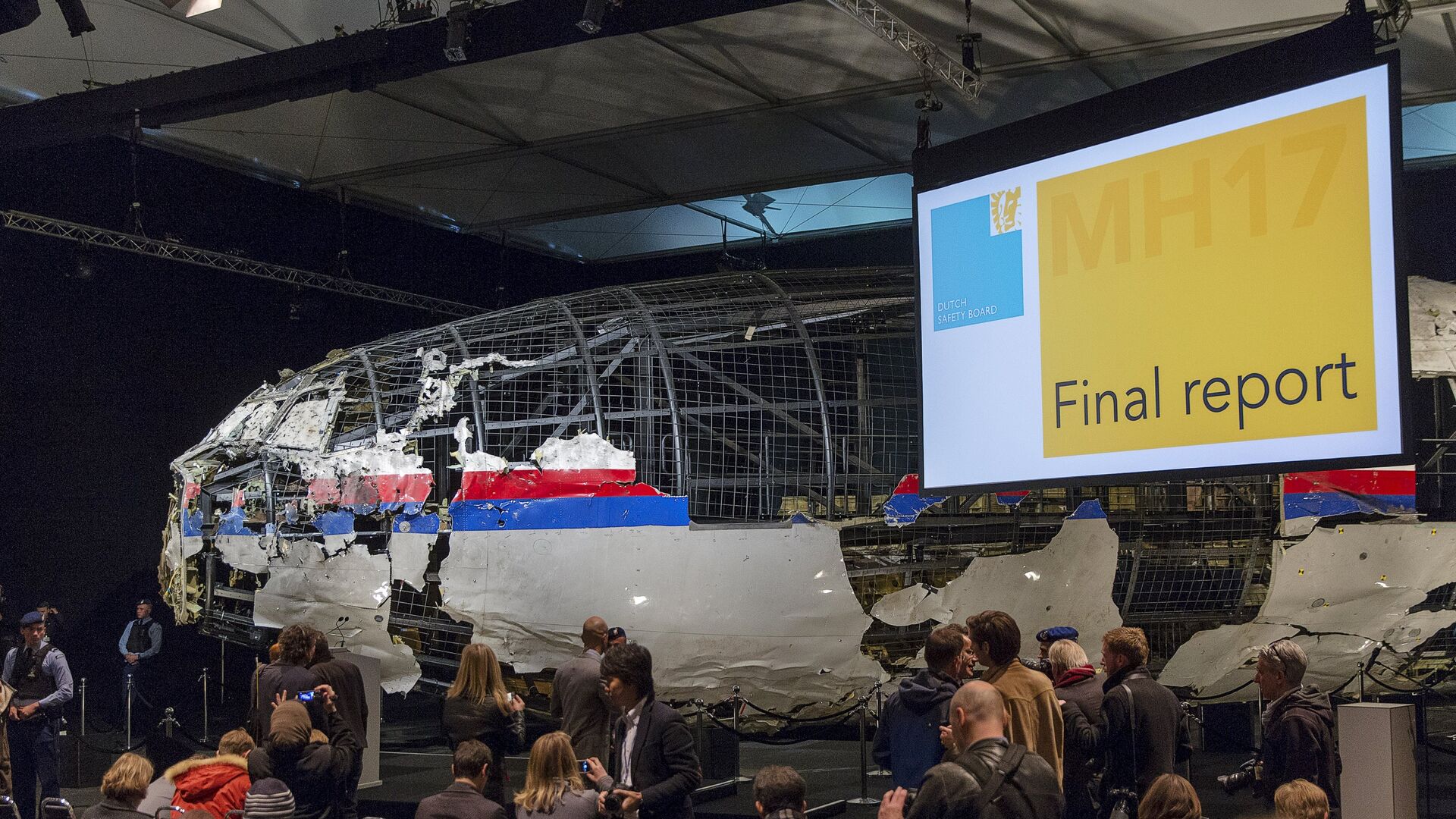 The reconstructed airplane serves as a backdrop during the presentation of the final report into the crash of July 2014 of Malaysia Airlines flight MH17 over Ukraine, in Gilze Rijen, the Netherlands, October 13, 2015 - Sputnik International, 1920, 21.12.2021