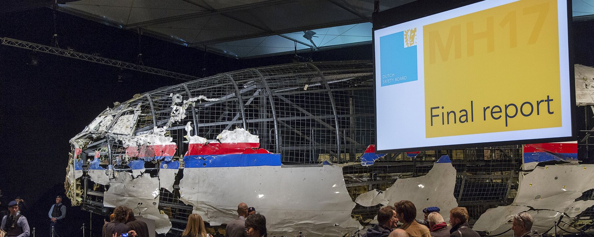 The reconstructed airplane serves as a backdrop during the presentation of the final report into the crash of July 2014 of Malaysia Airlines flight MH17 over Ukraine, in Gilze Rijen, the Netherlands, October 13, 2015 - Sputnik International, 1920, 21.12.2021