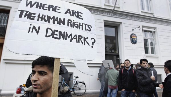 Some thirty Syrian refugees from different camps seeking asylum hold banners outside the Swedish Embassy in Copenhagen, Denmark on Wednesday, Sept. 26, 2012. - Sputnik International