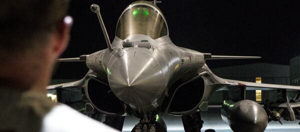 This photo released on Friday, Oct. 9, 2015 by the French Army Communications Audiovisual office (ECPAD) shows a French army Rafale fighter jet on the tarmac of an undisclosed air base as part of France's Operation Chammal launched in September 2015 in support of the US-led coalition against Islamic State group - Sputnik International