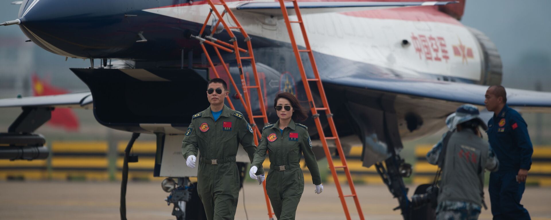 Пилоты реактивного истребителя J-10 на Авиашоу в Чжухае, Китай - Sputnik International, 1920, 05.04.2018