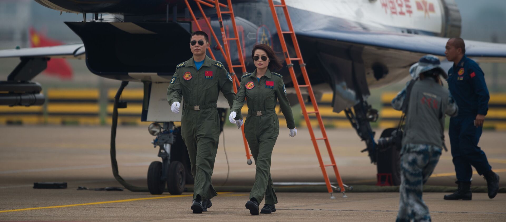 Пилоты реактивного истребителя J-10 на Авиашоу в Чжухае, Китай - Sputnik International, 1920, 04.07.2021